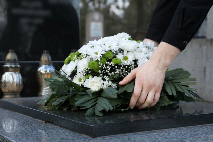 mujer poniendo corona de flores
