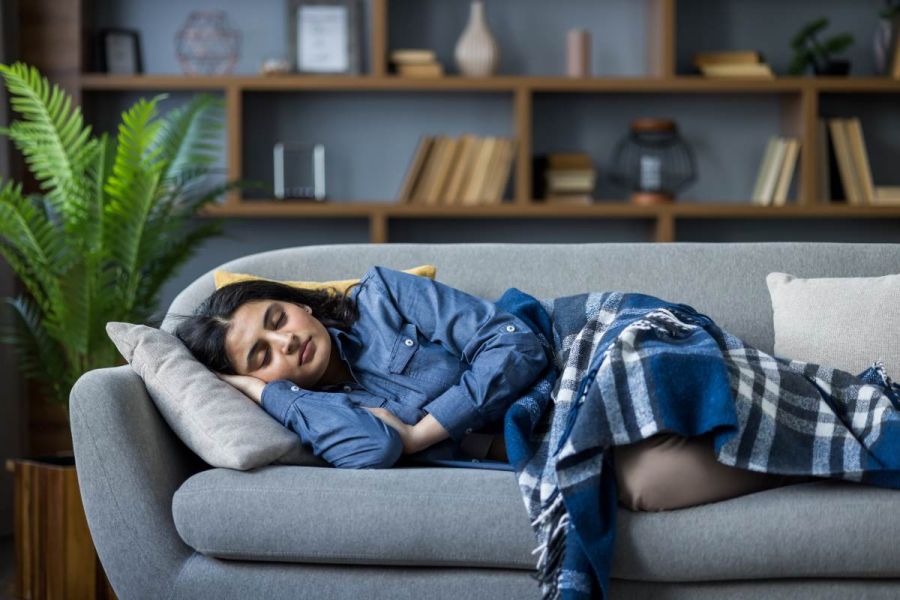 mujer dormida en el sofá