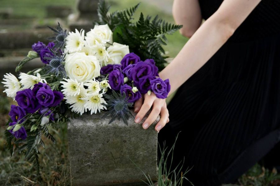ramo flores morado y blanco